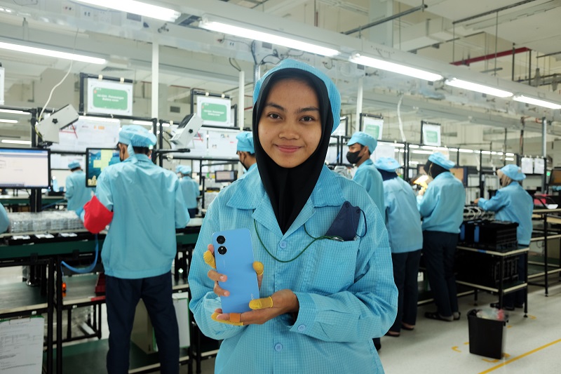 Ernia memiliki kebangaan tersendiri jika melihat produ OPPO A17 yang dirakit melalui tangannya