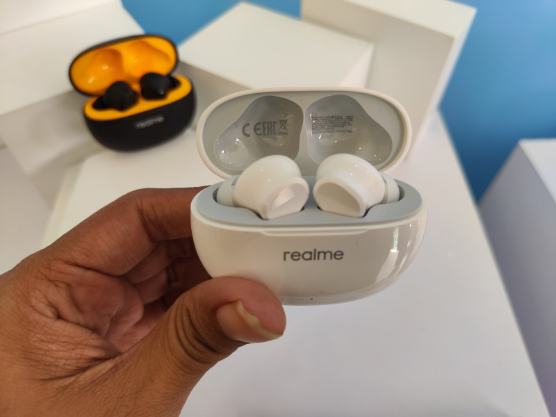 Bisa 28 Jam Penggunaan, TWS Rp200 Ribuan Realme Buds T100 Edar di Indonesia