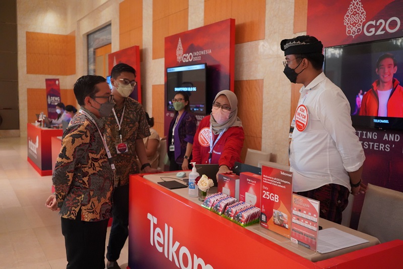 Telkomsel menggelar booth layanan dan penjualan produk Telkomsel dengan menghadirkan kartu perdana Telkomsel PraBayar Tourist yang sudah didukung layanan Hyper 5G Telkomsel, melayani penukaran Telkomsel POIN, pembelian Telkomsel Orbit, serta pengisian pulsa dan pembelian paket layanan data/internet unggulan.