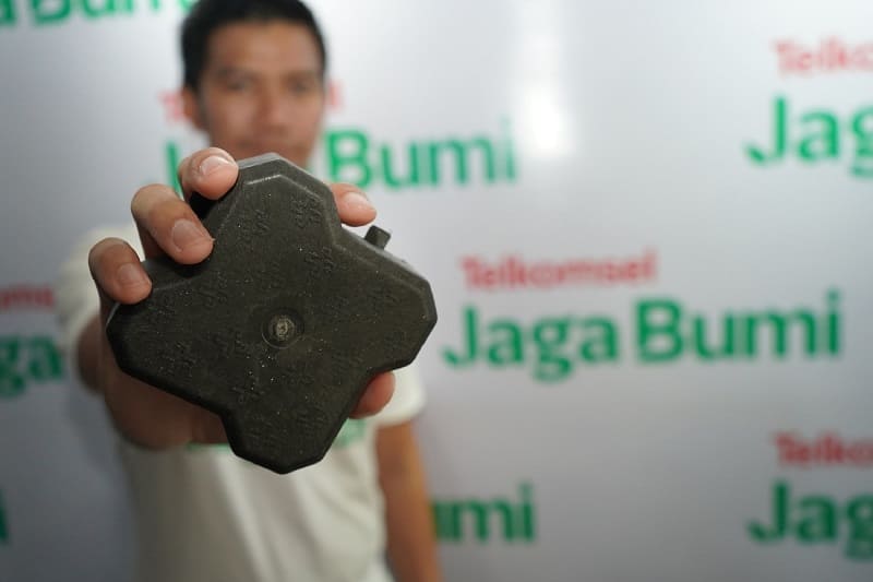 Limbah plastik, seperti halnya cangkang kartu perdana, dapat diolah menjadi new non single use product, di antaranya pavements block dan hybrid boat.