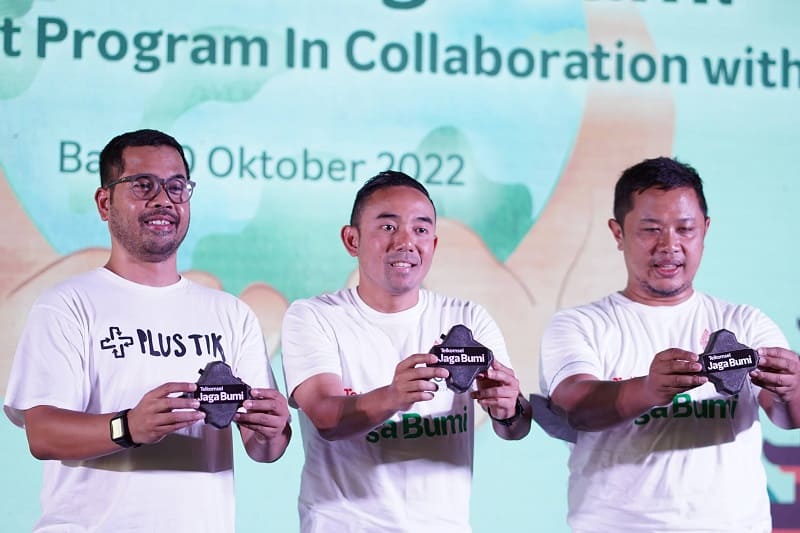 (ki-ka) Founder dan CEO PlusTik Reza Hasfinanda, Vice President Corporate Communications Telkomsel Saki Hamsat Bramono, General Manager Consumer Sales Region Bali Nusra Telkomsel Nur Hidayat Dwi Santoso menunjukkan pavements block yang merupakan hasil olahan limbah plastik dari cangkang kartu perdana.