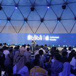 Dipercaya menjadi Authorised Reseller Apple di Indonesia, Blibli melepas kurir Blibli Express Service (BES) untuk melakukan Midnight Delivery Unit iPhone 14 di Jakarta, Jumat (04/11).   CEO & Co-Founder Blibli Kusumo Martanto (tengah), didampingi CEO Blibli Omnichannel Mobility Group Wisnu Iskandar (kiri) dan Co-Founder & COO Blibli Lisa Widodo (kanan)