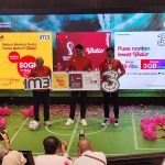 President Director & CEO Indosat Ooredoo Hutchison Vikram Sinha (tengah), Director & Chief Regulatory Officer Indosat Ooredoo Hutchison Muhammad Buldansyah (kanan) dan Chief Commercial Officer Indosat Ooredoo Hutchison Ritesh Kumar Singh (kiri) saat peluncuran paket layanan IM3 dan 3 di Jakarta, Senin (07/11) yang menghadirkan pengalaman menyaksikan sepak bola kelas dunia ke Indonesia, berkolaborasi dengan Vidio sebagai Official Broadcaster FIFA World Cup Qatar 2022. Pelanggan IOH dapat menyaksikan seluruh 64 pertandingan, termasuk 8 pertandingan eksklusif dalam genggaman melalui platform Vidio dengan menggunakan paket Freedom Internet 50GB bagi pelanggan IM3 dan paket 3GB bagi pelanggan Tri.