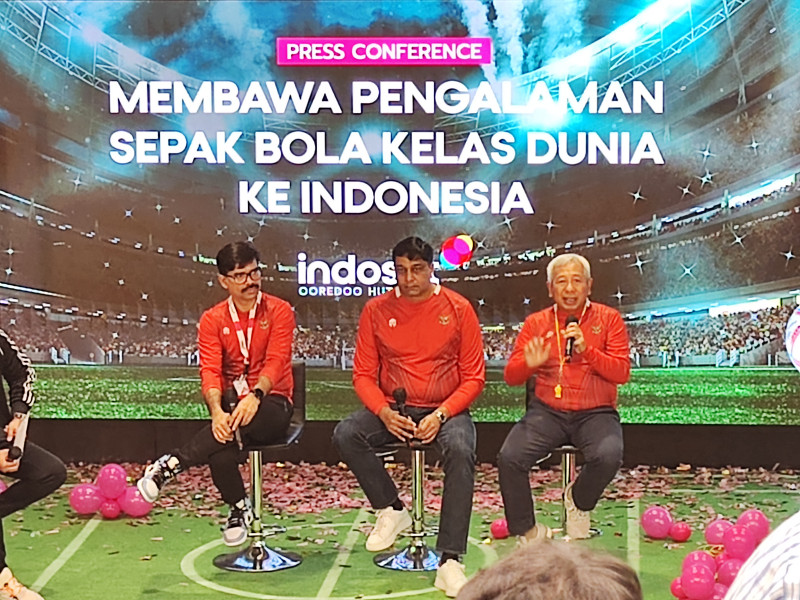 President Director & CEO Indosat Ooredoo Hutchison Vikram Sinha (tengah), Director & Chief Regulatory Officer Indosat Ooredoo Hutchison Muhammad Buldansyah (kanan) dan Chief Commercial Officer Indosat Ooredoo Hutchison Ritesh Kumar Singh (kiri) saat peluncuran paket layanan IM3 dan 3 di Jakarta, Senin (07/11) yang menghadirkan pengalaman menyaksikan sepak bola kelas dunia ke Indonesia, berkolaborasi dengan Vidio sebagai Official Broadcaster FIFA World Cup Qatar 2022. Pelanggan IOH dapat menyaksikan seluruh 64 pertandingan, termasuk 8 pertandingan eksklusif dalam genggaman melalui platform Vidio dengan menggunakan paket Freedom Internet 50GB bagi pelanggan IM3 dan paket 3GB bagi pelanggan Tri.