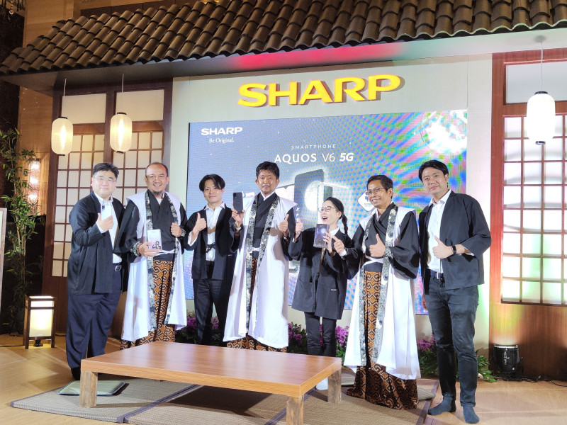 (ki-ka) Andry Adi Utomo, National Sales General PT Sharp Electronics Indonesia ; Shinji Teraoka, President Director, PT Sharp Electronics Indonesia ; Ardy, Smartphone, Head of Marketing, PT Sharp Electronics Indonesia pada peluncuran produk Sharp AQUOS V6-5G IGA Series di Jakarta, Kamis (10/11/2022)