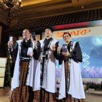 (ki-ka) Andry Adi Utomo, National Sales General PT Sharp Electronics Indonesia ; Shinji Teraoka, President Director, PT Sharp Electronics Indonesia ; Ardy, Smartphone, Head of Marketing, PT Sharp Electronics Indonesia pada peluncuran produk Sharp AQUOS V6-5G IGA Series di Jakarta, Kamis (10/11/2022)