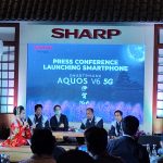 (ki-ka) Andry Adi Utomo, National Sales General PT Sharp Electronics Indonesia ; Shinji Teraoka, President Director, PT Sharp Electronics Indonesia ; Ardy, Smartphone, Head of Marketing, PT Sharp Electronics Indonesia pada peluncuran produk Sharp AQUOS V6-5G IGA Series di Jakarta, Kamis (10/11/2022)
