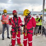 Teknisi Huawei sedang mendemonstrasikan prosedur keselamatan saat bekerja di tower infrastruktur jaringan milik operator selular di Indonesia