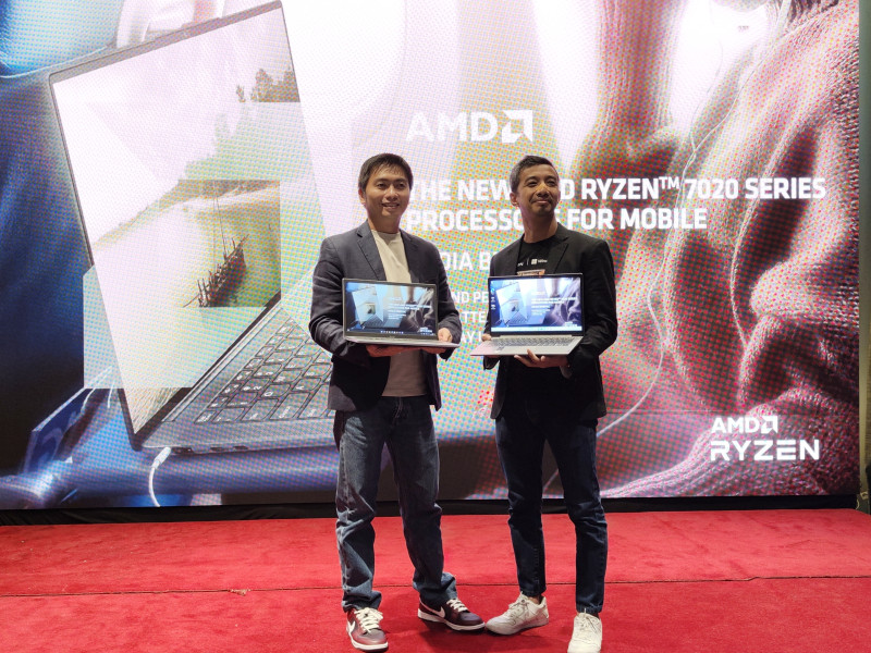 Charly Widjaja Saputra, Business Development Manager AMD Indonesia bersama Donnie Brahmandika, Retail and Product Enablement Manager AMD Indonesia, pada peluncuran prosesor AMD Ryzen 7020 Series dan Athlon 7020 Series, di Jakarta, Selasa (29/11/2022).