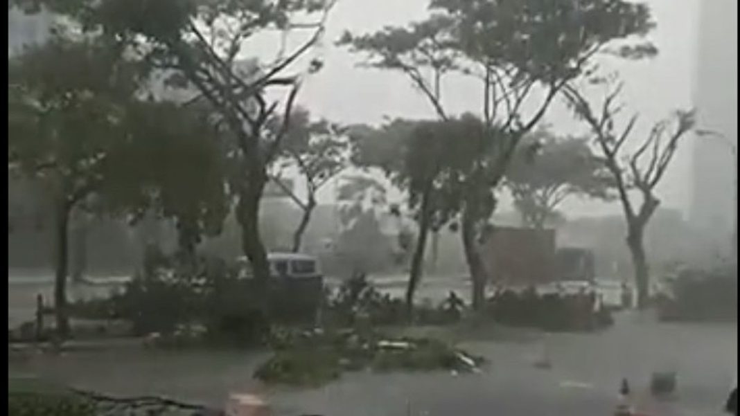 Aplikasi pendeteksi badai