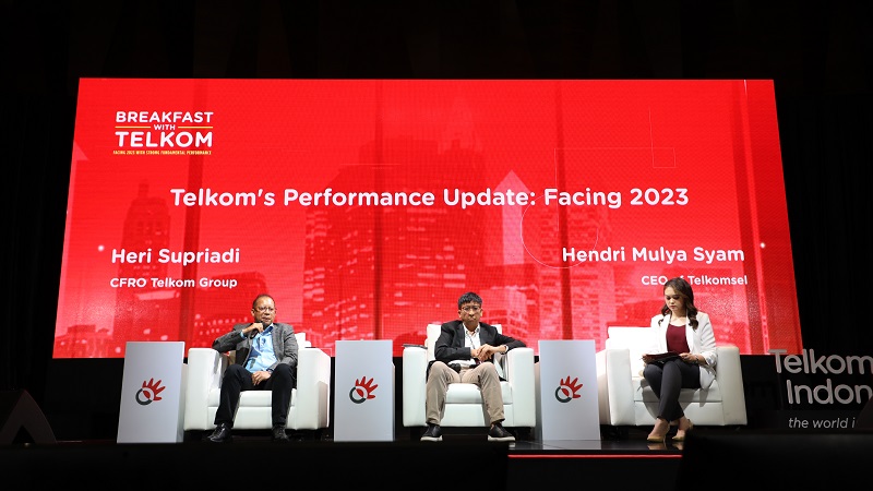 Direktur Keuangan dan Manajemen Risiko Telkom Heri Supriadi (kiri) dan Direktur Utama Telkomsel Hendri Mulya Syam (tengah) pada sesi panel diskusi dalam kegiatan Breakfast with Telkom: Facing 2023 with Strong Fundamental.