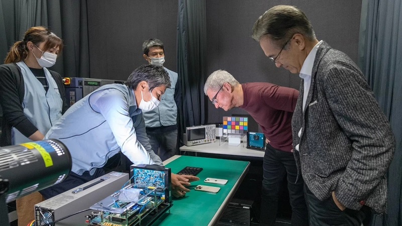 CEO Apple Tim Cook bertemu dengan Perdana Menteri Jepang Fumio Kishida
