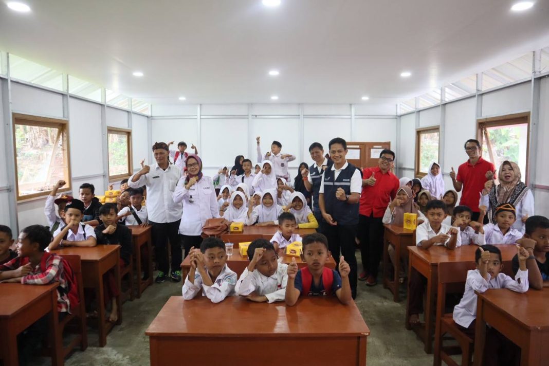 Telkom Bangun Fasilitas SD Sementara di Cianjur