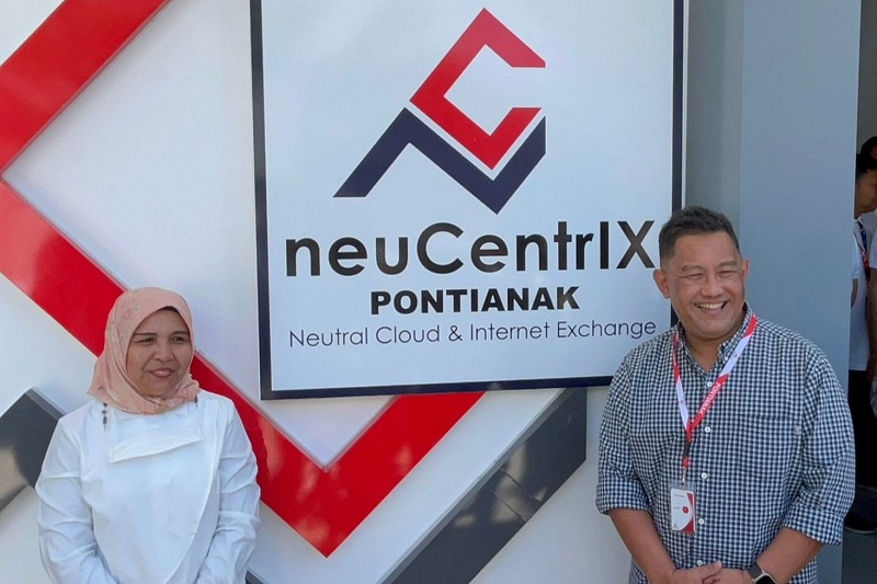 Peresmian neuCentrIX Pontianak oleh Direktur Wholesale & International Service Telkom Bogi Witjaksono (kanan) yang disaksikan EVP Telkom Regional VI Fera Pebrayenti (kiri) pada Rabu, (8/2).