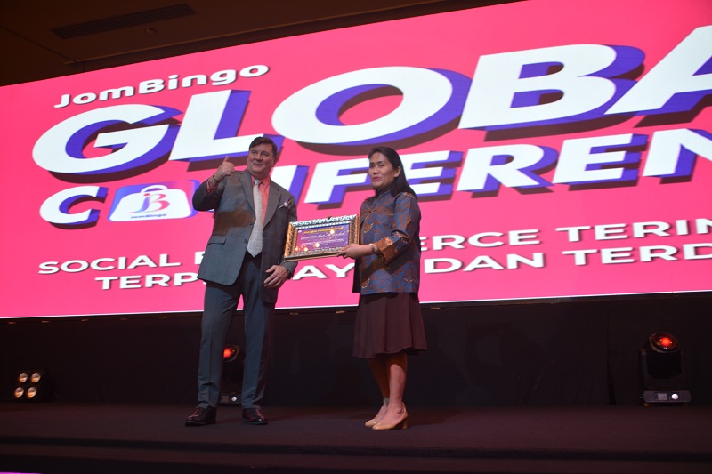 Asia Pacific President of Jombingo Martin Wall James dan Kepala Dinas Perindustrian, Perdagangan, Koperasi, Usaha Kecil dan Menengah (PPKUKM) Provinsi DKI Jakarta Elisabeth Ratu Rante Allo saat melaunching Jombingo Mall di Ballroom Hotel Shangri-La, Jakarta, Minggu (26/3).