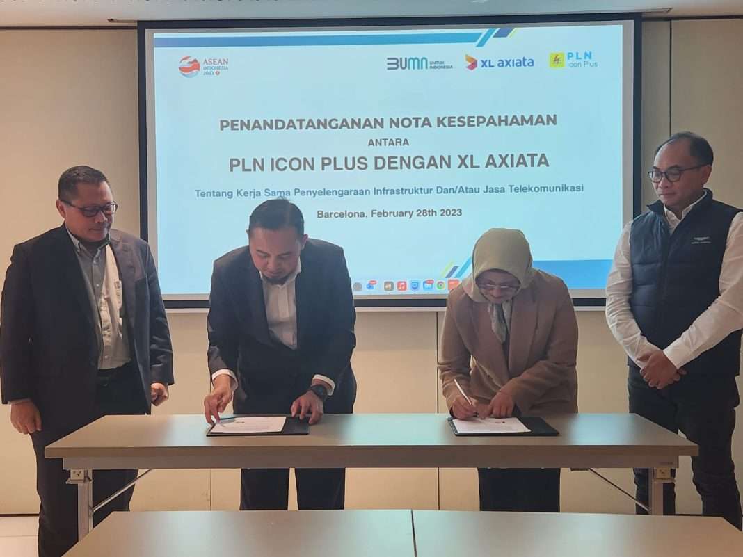 Presiden Direktur & CEO XL Axiata, Dian Siswarini (kanan) dan Direktur Utama PLN Icon Plus, Ari Rahmat Indra Cahyadi (kiri) menandatangani nota kesepahaman antara XL Axiata dengan PLN Icon Plus di sela sela ajang Mobile World Congress 2023 di Barcelona, Spanyol, Selasa (28/2). Kolaborasi kedua pihak ini akan meningkatkan layanan kepada pelanggan dan masyarakat, mempercepat serta memperluas akses layanan termasuk adopsi teknologi baru seperti 5G, IoT, dan digitalisasi yang dapat menggerakan perekonomian.