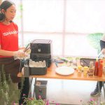 Regita, PR Staff , PT Sharp Electronics Inodnesia bersama teman media melakukan demo memasak menggunakan air fryer