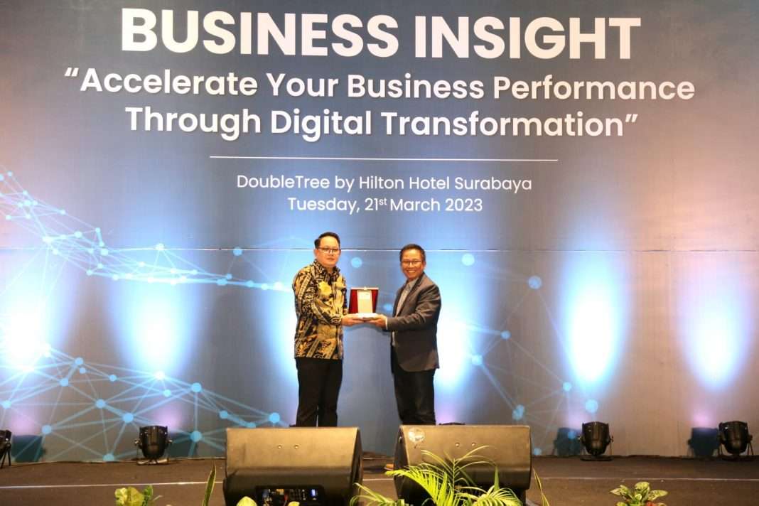 Sekretaris Daerah Provinsi Jawa Timur Adhy Karyono A.KS., M.AP (kiri) dan EVP Telkom Regional V Djatmiko (kanan) pada pembukaan acara Business Insight di Surabaya (21/3).