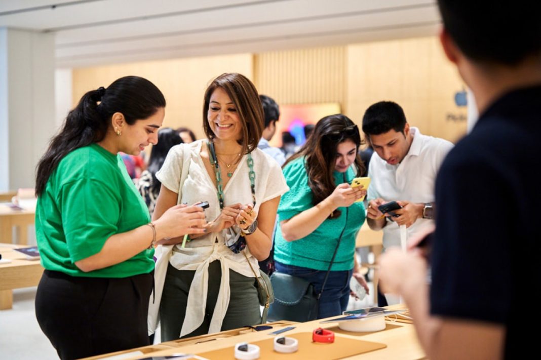 Apple Buka Toko Resmi Pertamanya di India