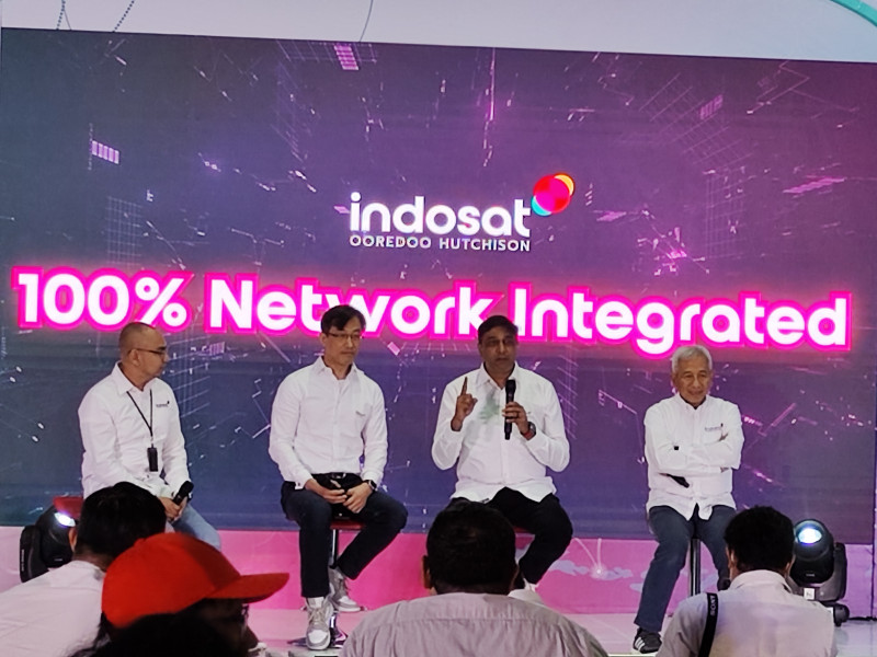 President Director & CEO Indosat Ooredoo Hutchison Vikram Sinha (tengah), Director & Chief Regulatory Officer Indosat Ooredoo Hutchison Muhammad Buldansyah (kanan), Chief Technology Officer IOH Desmond Cheung, dan SVP – Head of Corporate Communications Steve Saerang (kiri) saat acara Media Update Jaringan Indosat Terintegrasi Siap Sambut Mudik Lebaran 2023 di Jakarta, Rabu (12/4). Pelanggan bisa menikmati aktivitas ibadah Ramadan, perjalanan mudik, hingga libur lebaran di kampung halaman dengan <yoastmark class=