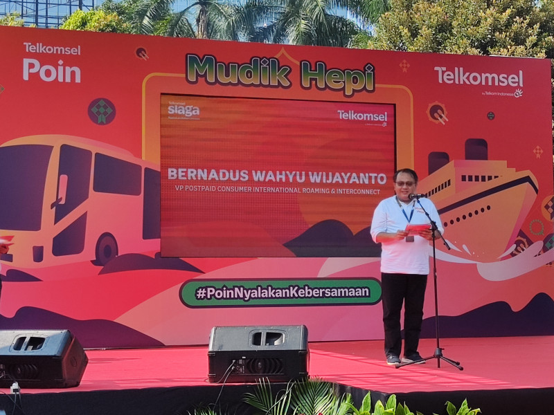 Vice President Postpaid Consumer, International Roaming and Interconnect Telkomsel Bernadus Wahyu Wijayanto mengucapkan terima kasih kepada para pelanggan yang sudah berpartisipasi mendonasikan Telkomsel Poin yang dimiliki dan berharap Program Mudik Hepi Telkomsel Poin dapat memberikan pengalaman pulang kampung dengan aman, nyaman, serta penuh kehangatan.