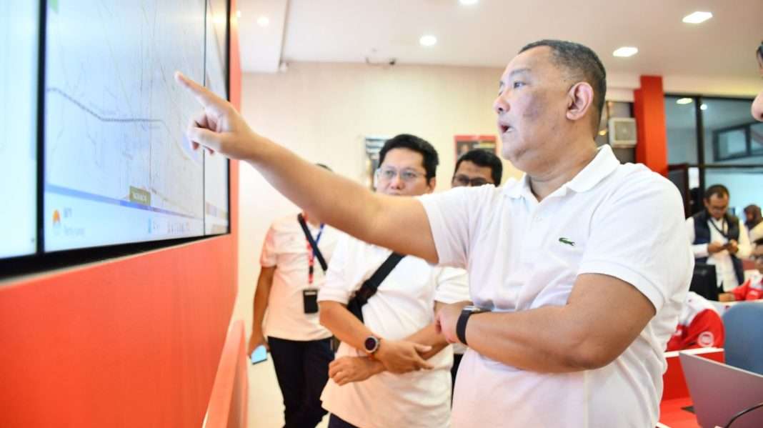 Direktur Wholesale & International Service Telkom Bogi Witjaksono meninjau kesiapan infrastruktur dan layanan TelkomGroup di Integrated Operation Center (IOC), Yogyakarta (12/4).