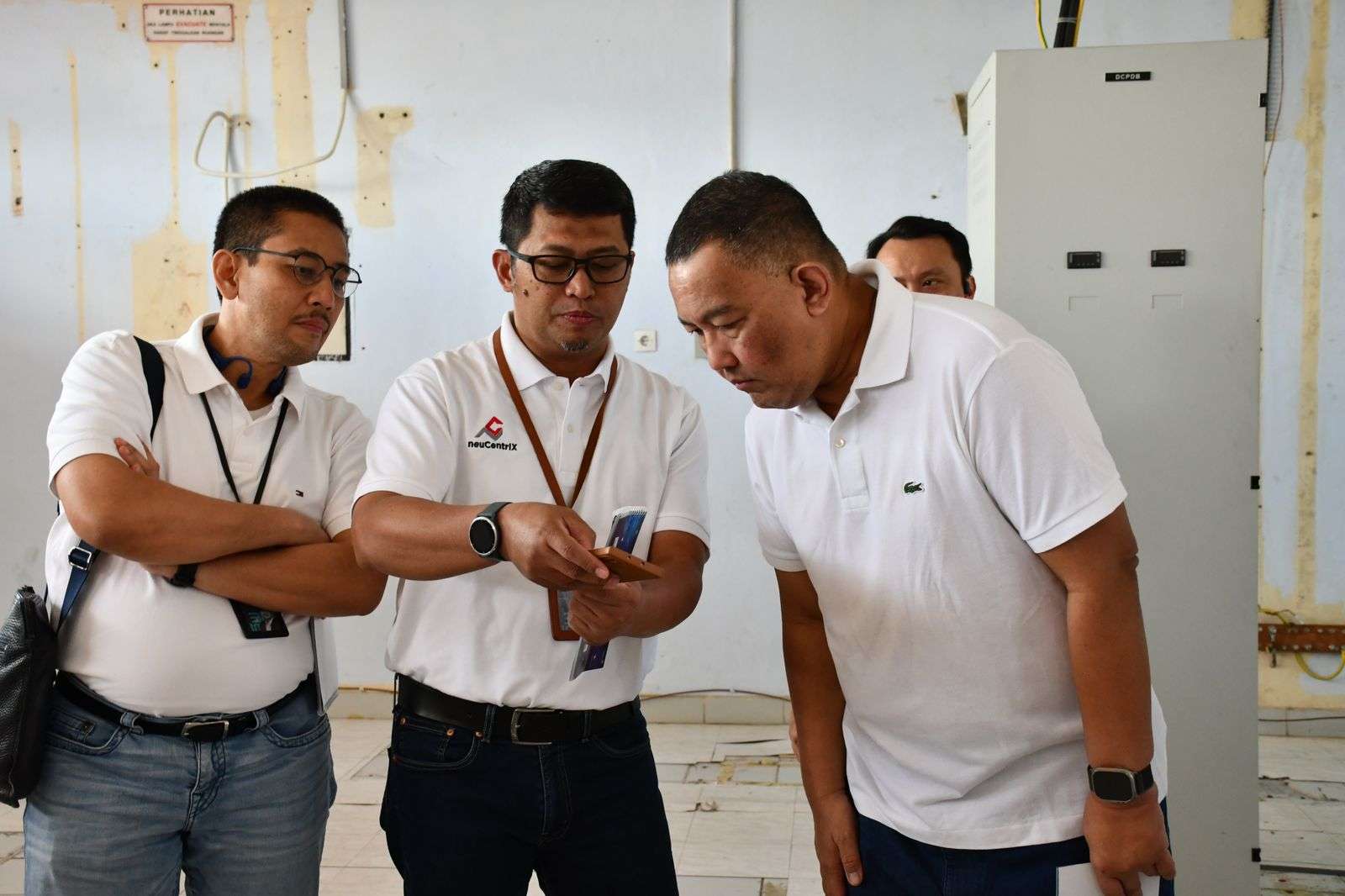 Kunjungan Direktur Wholesale & International Service Telkom Bogi Witjaksono (paling kanan) ke lokasi new neuCentrIX Pugeran yang merupakan Data Center ketiga Telkom di wilayah Jateng & DIY.