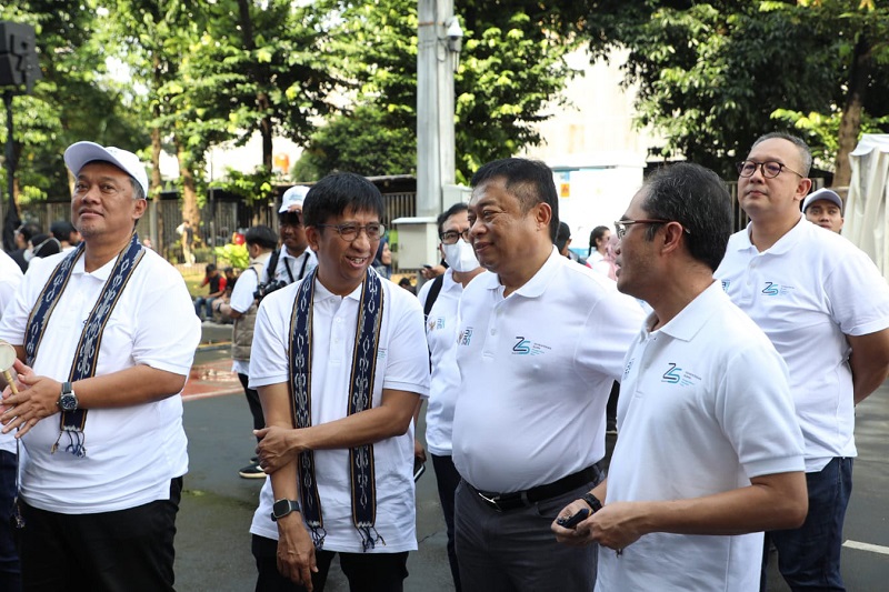 Direktur Utama Telkom Ririek Adriansyah (ketiga dari kanan) bersama Direktur Utama Telkomsel Hendri Mulya Syam (kedua dari kiri) pada acara pelepasan peserta mudik gratis bersama BUMN 2023. TelkomGroup mendukung secara penuh fasilitas transportasi pemudik hingga memastikan keandalan layanan telekomunikasi hingga lebaran.