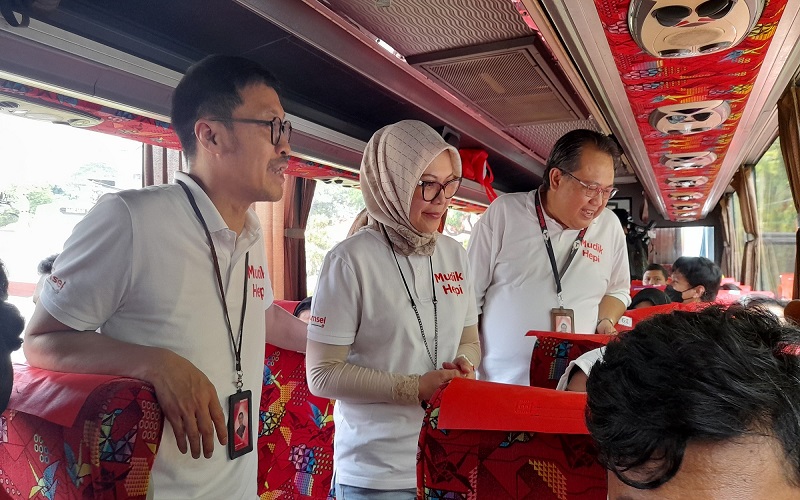 (ki-ka) Senior Vice President Consumer Operations Telkomsel Gilang Prasetya, Vice President Consumer Sales Area Jabotabek Jabar Telkomsel Filin Yulia, Vice President Postpaid Consumer, International Roaming and Interconnect Telkomsel Bernadus Wahyu Wijayanto menyapa para pemudik saat acara pelepasan Mudik Hepi Telkomsel Poin di Jakarta, Rabu (19/4).