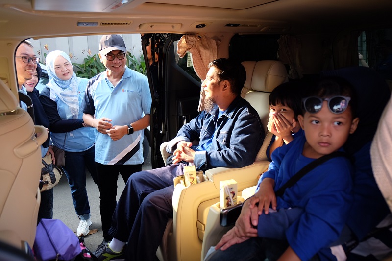 Direktur & Chief Teknologi Officer XL Axiata, I Gede Darmayusa berbincang dengan salah satu pemudik Alphard di acara pelepasan armada Mudik Bareng XL Axiata di Jakarta, Rabu (19/4). XL Axiata kembali menggelar program Mudik Bareng bagi mitra penjualan produk layanan XL Axiata dari wilayah Jabodetabek. Sedikitnya 600 peserta mengikuti program ini, dengan tujuan ke sejumlah kota di Jawa Tengah, DI Yogyakarta, Jawa Timur. XL Axiata telah menyiapkan 13 unit bus besar, 5 unit innova dan 5 unit Alphard.