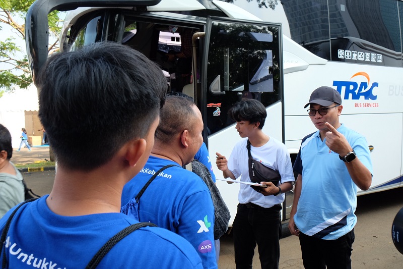 Direktur & Chief Teknologi Officer XL Axiata, I Gede Darmayusa berbincang dengan para pemudik Bus di acara pelepasan armada Mudik Bareng XL Axiata di Jakarta, Rabu (19/4). XL Axiata kembali menggelar program Mudik Bareng bagi para mitra penjualan produk layanan XL Axiata dari wilayah Jabodetabek. Sedikitnya 600 peserta mengikuti program ini, dengan tujuan ke sejumlah kota di Jawa Tengah, DI Yogyakarta, dan Jawa Timur. XL Axiata telah menyiapkan 13 unit bus besar, 5 unit Innova, dan 5 unit Alphard.