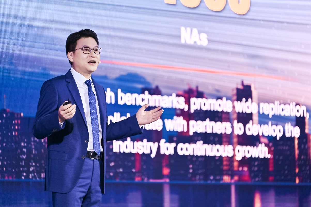 Bob Chen，Enterprise BG Vice President dan Enterprise Marketing & Solution Sales President Huawei