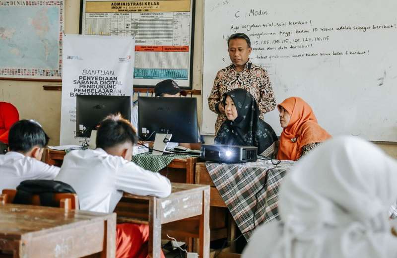 Dukung Pemerataan Digitalisasi Pendidikan, Telkom Serahkan Bantuan ke Sekolah di Wilayah 3T