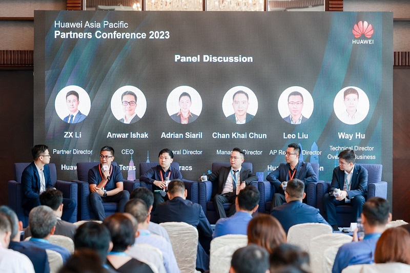 ZX Li (Partner Director Huawei Smart Road, Waterway, and Port Business Unit), Anwar Ishak (CEO TERAS), Adrian Siaril (Direktur Utama PT MODULE INTRACS YASATAMA), Chan Khai Chun (Managing Director KTT), Leo Liu (AP Regional Director Huadong Electron), dan Way Hu (Technical Director, Overseas Business Maxvision) participated in dalam diskusi panel “Bagaimana Teknologi Digital Dapat Mampukan Industri Jalan Raya, Jalan Air, dan Pelabuhan”