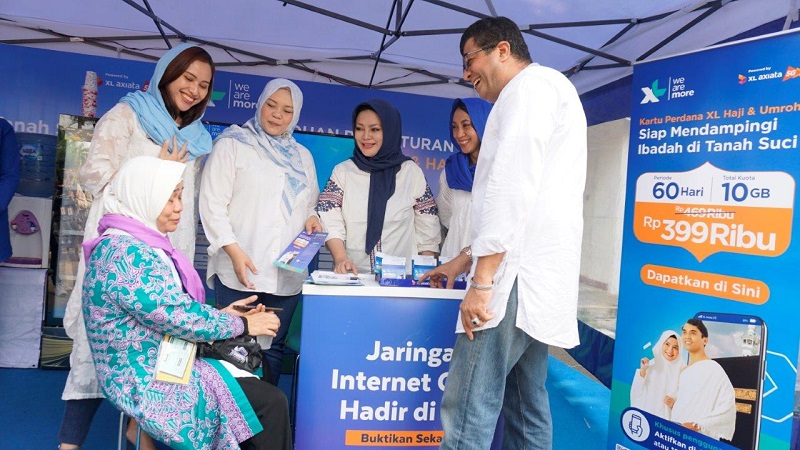 Chief Corporate Affairs XL Axiata, Marwan O. Baasir (kanan) bersama dengan Group Head Mass Segment XL Axiata, Lyra Filiola (kiri), Group Head XL Axiata Region Jabodetabek, Rd. Sofia Purbayanti (kedua kiri), Group Head Corporate Communication <yoastmark class=