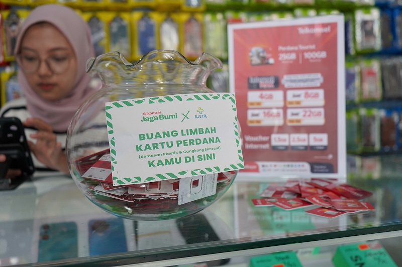 Telkomsel Jaga Bumi Bersama PlusTik Bersihkan Pantai di Labuan Bajo