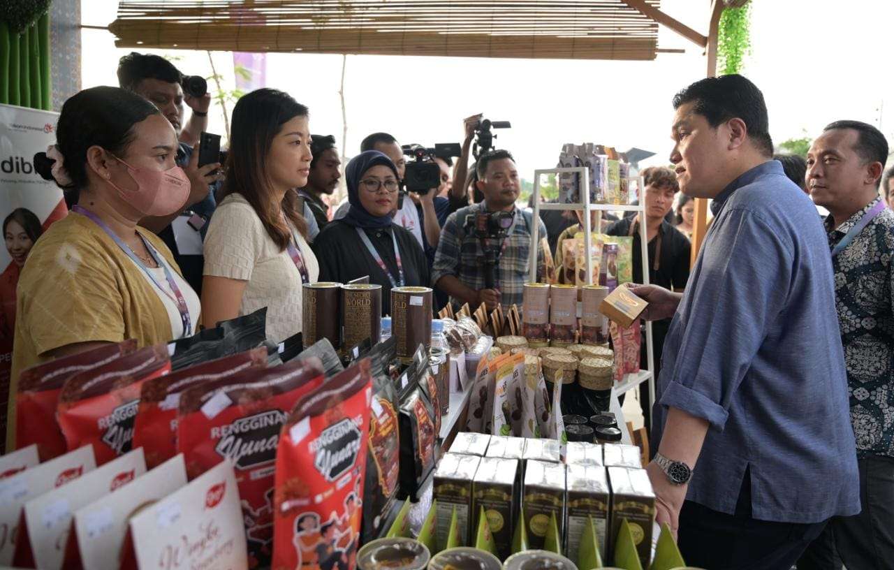Menteri BUMN RI Erick Thohir (kedua dari kanan) saat berkunjung dan berinteraksi dengan <yoastmark class=