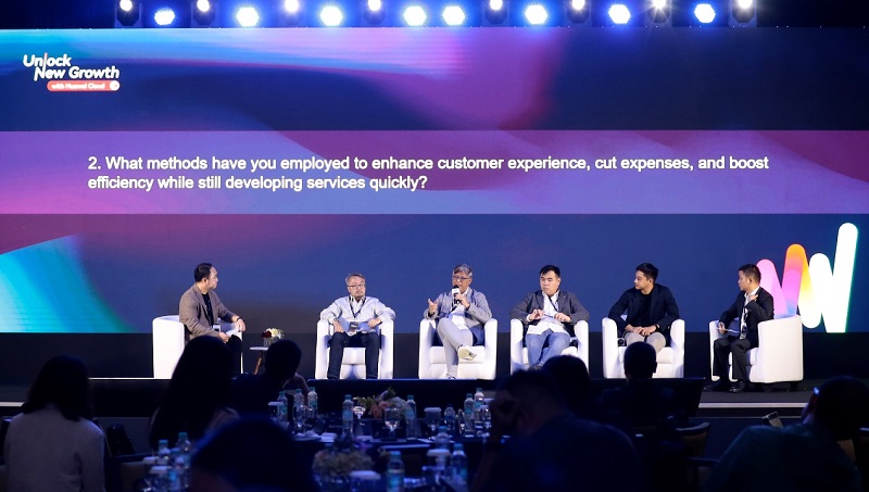 Diskusi panel Huawei Cloud E-Commerce Summit 2023 bertajuk “Unlock New Growth in E-Commerce with Huawei Cloud”