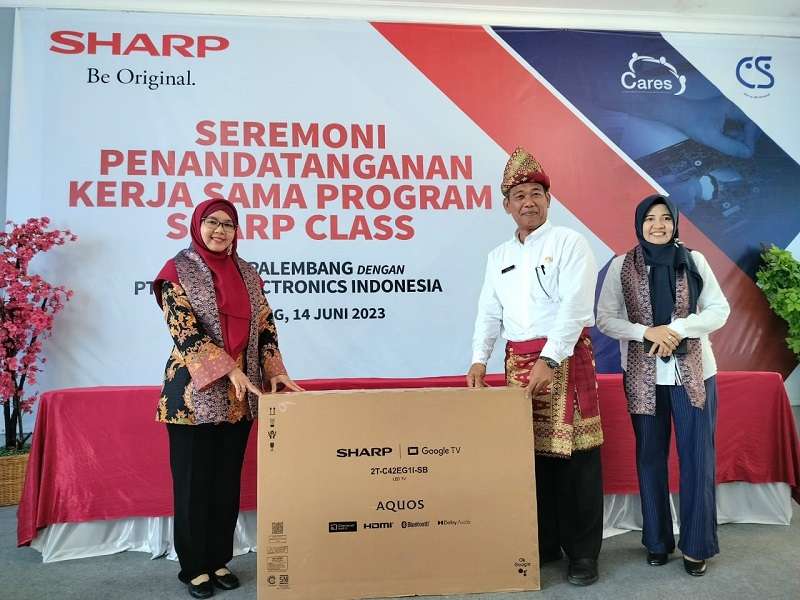 Perwakilan Sharp menyerahkan 1 unit Smart TV untuk program Sharp Class