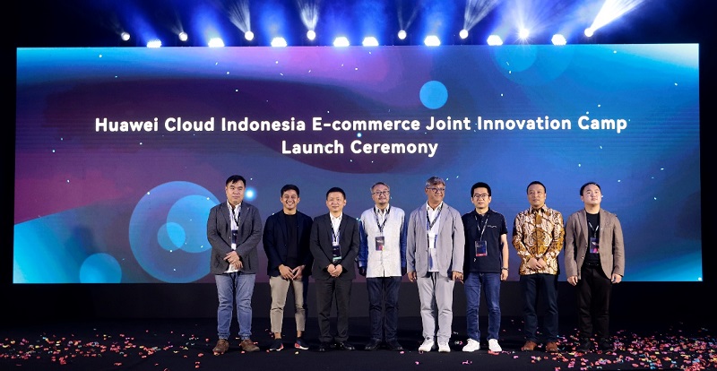 Sesi foto bersama para narasumber Huawei Cloud E-Commerce Summit 2023 bertajuk “Unlock New Growth in E-Commerce with Huawei Cloud”