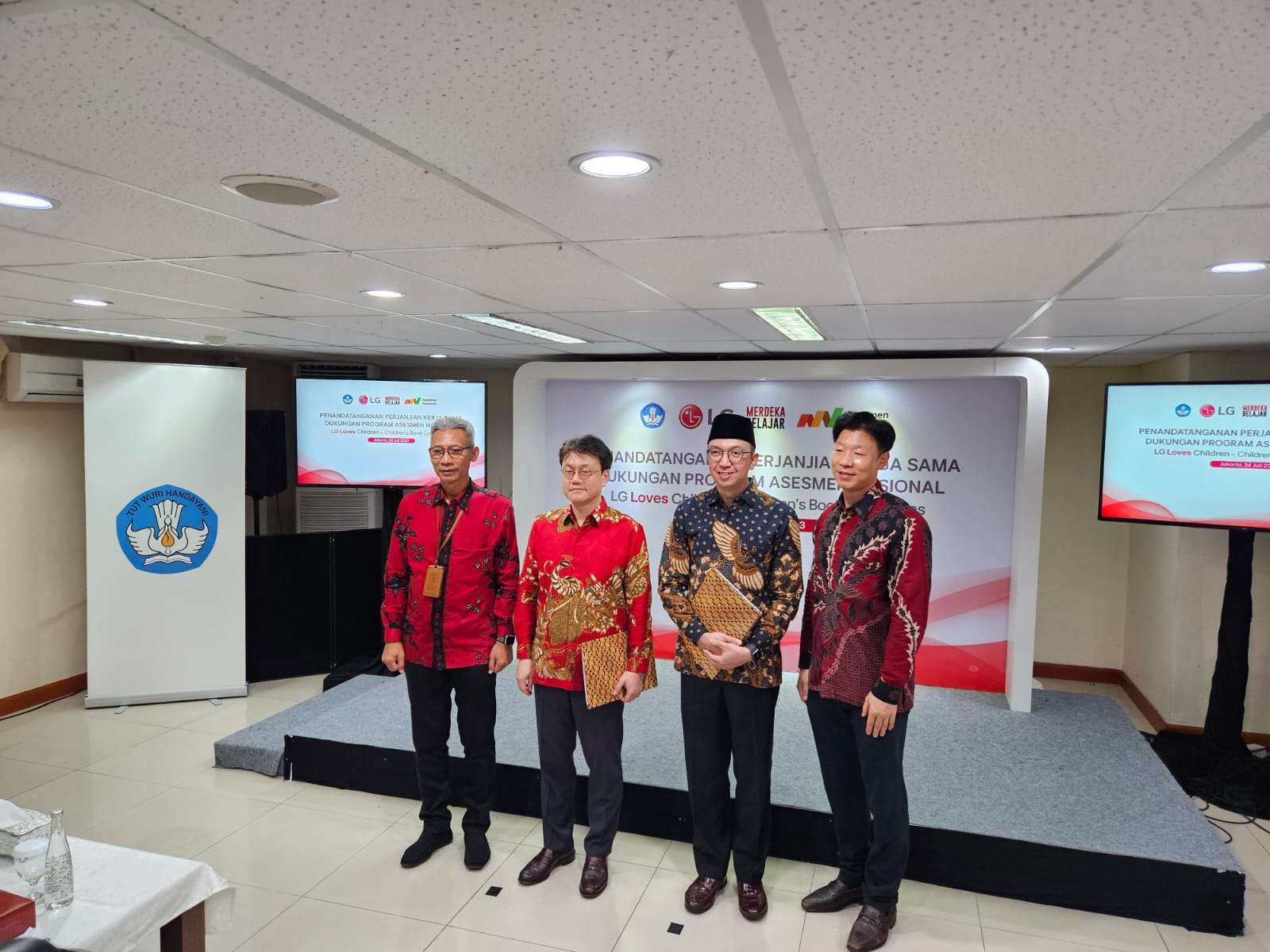 Lee Taejin - President of LG Electronics Indonesia bersamaDr. Iwan Syahril, Ph.D - Direktur Jenderal Pendidikan Anak Usia Dini, Pendidikan Dasar dan Pendidikan Menengah (PAUD Dikdasmen) Kemendikbudristek