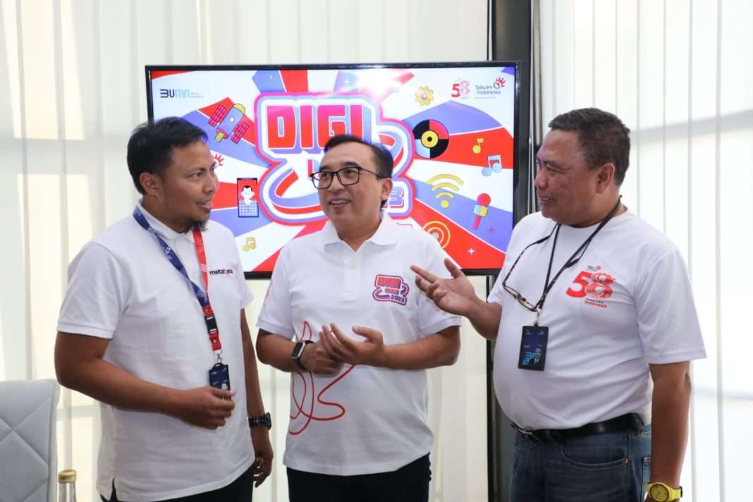VP Corporate Communication Telkom Andri Herawan Sasoko (tengah) bersama GM Witel Surabaya Selatan Deny Aryanto (kiri) dan AVP External Communication Telkom Sabri Rasyid (kanan) saat konferensi pers Digiland 2023 Surabaya, Kamis (20/7). Melanjutkan kesuksesan penyelenggaraan di Jakarta, Digiland 2023 akan hadir di Parkir Timur Plaza Surabaya, pada 23 Juli mendatang. Digiland 2023 merupakan puncak dari rangkaian peringatan ulang tahun ke-58 Telkom Indonesia bertema “Elevating Your Future” dengan menghadirkan talk show, musik hiburan, serta pameran inovasi dan layanan terbaru TelkomGroup juga UMKM binaan.