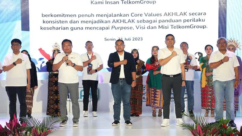 Direktur Utama Telkom Ririek Adriansyah (kedua dari kiri, baris depan) membacakan komitmen internalisasi & aktualisasi core values AKHLAK di lingkungan insan TelkomGroup disaksikan oleh Deputi Bidang Sumber Daya Manusia Teknologi dan Informasi Kementerian BUMN Tedi Bharata (tengah, baris depan) beserta jajaran BOE TelkomGroup pada acara AKHLAK Culture Festival TelkomGroup 2023 di Jakarta, Senin (31/7).