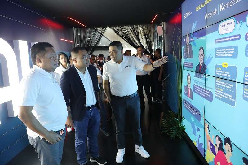 Deputi Bidang Sumber Daya Manusia Teknologi dan Informasi Kementerian BUMN Tedi Bharata (tengah) didampingi Direktur Utama Telkom Ririek Adriansyah (kiri) & Direktur Human Capital Management Telkom Afriwandi (kanan) mengunjungi pameran Culture Innovation TelkomGroup pada acara AKHLAK Culture Festival TelkomGroup 2023 di Jakarta, Senin (31/7).