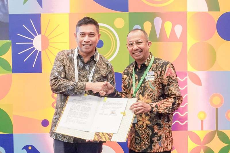 Direktur Utama PT Telkom Data Ekosistem (NeutraDC) Andreuw Th.A.F (kiri), bersama Direktur Utama PT Medco Power Indonesia Eka Satria usai penandatanganan nota kesepahaman terkait penyedia energi berkonsep green energy power di Tangerang, beberapa waktu yang lalu (sumber foto: dok. istimewa).