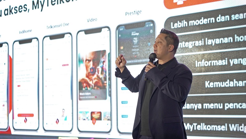 Direktur Sales Telkomsel Adiwinahyu B. Sigit menjelaskan ragam inovasi produk IndiHome dan Telkomsel One serta versi terbaru Aplikasi MyTelkomsel (7.0.0) yang dilengkapi dengan Veronika virtual human interaction yang didukung dengan Azure OpenAI ChatGPT dari Microsoft.