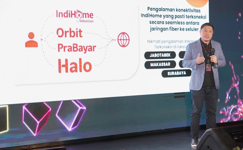 Direktur Marketing Telkomsel Derrick Heng menjelaskan beragam keunggulan layanan Telkomsel One yang dapat dinikmati pelanggan mulai dari kecepatan IndiHome hingga 2 Gbps, kuota Orbit hingga 20 GB, Kuota Data Keluarga hingga 80 GB, layanan CUG, IPTV Channel, ragam layanan hiburan digital, layanan Voice/SMS over Wi-Fi, serta fitur koneksi Internet Pasti.
