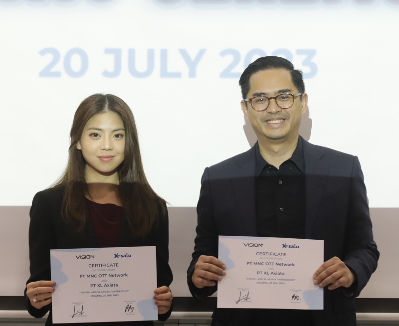 Chief Home Officer XL Axiata, Bernard Ho Swee Keong dan Managing Director VISION+, Clarissa Tanoesoedibjo melakukan penandatanganan kerja sama XL Axiata - VISION+ di Jakarta, Kamis (20/7). XL Axiata melalui XL SATU menjalin kerja sama strategis dengan VISION+, salah satu penyedia tayangan hiburan terkemuka di Indonesia. Melalui kerja sama ini, kini pelanggan XL SATU bisa menikmati berbagai tayangan hiburan dari saluran televisi dari Group MNC tersebut, termasuk saluran olahraga, film, dan sinetron populer Indonesia dan dunia.