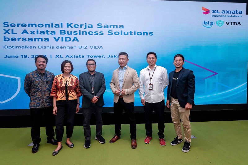 (ki-ka) Muhammad Irwan Setyawan - Head of Public Policy and Govt Relation VIDA, Sati Rasuanto - President VIDA, Feby Sallyanto, Chief Enterprise Business Officer PT XL Axiata Tbk, Adrian Anwar - Managing Director VIDA, Brian Cakra - Head of Mobile, IoT & Big Data Product PT XL Axiata Tbk, Pribadi Hasto Kusumo - AVP of BD Partnership VIDA