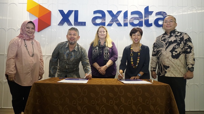 Director & Chief Digital Transformation & Enterprise Business Officer XL Axiata, Yessie D. Yosetya (kedua kanan) bersama President Director PT Nokia Solutions & Network Indonesia, Ozgur Erzincan (kedua kiri) disaksikan oleh Nokia Chief People Officer, Amy Hanlon Rodemich (tengah), Group Head Corporate Communication XL Axiata, Retno Wulan (paling kiri), dan Customer Team Head XL Axiata PT Nokia Solutions & Network Indonesia, Sabar Situmorang (paling kanan) melakukan Penandatanganan nota kesepakatan (MoU) antara XL Axiata dan Nokia Indonesia di Jakarta, belum lama ini. XL Axiata menjalin kerja sama dengan Nokia Indonesia dalam penerapan prinsip ESG (Enviroment, Social & Governance). Kerja sama yang mengangkat tema Women Leadership and Environmental Social Governance Program ini merupakan wujud komitmen XL Axiata dan Nokia Indonesia untuk mendukung percepatan target ESG melalui implementasi program-program yang berkelanjutan.